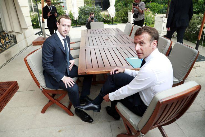 Giám đốc điều hành Facebook, Mark Zuckerberg (trái) gặp Tổng thống Pháp Emmanuel Macron (phải) tại Dinh tổng thống Elysee sau hội nghị thượng đỉnh 'Tech for Good' ở Paris vào ngày 23/5/2018. (Nguồn: AFP) Facebook đồng ý chia sẻ dữ liệu nghi phạm phát ngôn thù hận cho Pháp ảnh 1