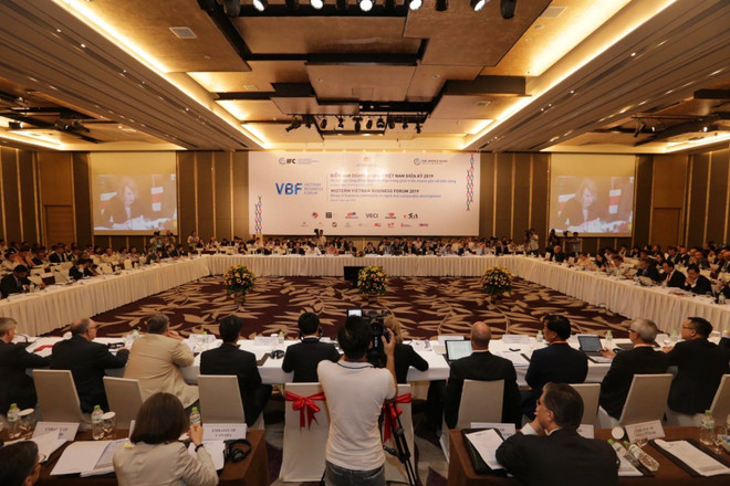 Quang cảnh diễn đàn. (Ảnh: Trần Việt/TTXVN) Diễn đàn Kinh tế Việt Nam giữa kỳ: Đầu tư hạ tầng để nâng năng suất ảnh 1
