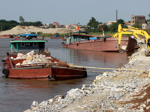 Bài 1: Hệ thống đê điều ở Hà Nội tồn tại nhiều bất cập ảnh 1