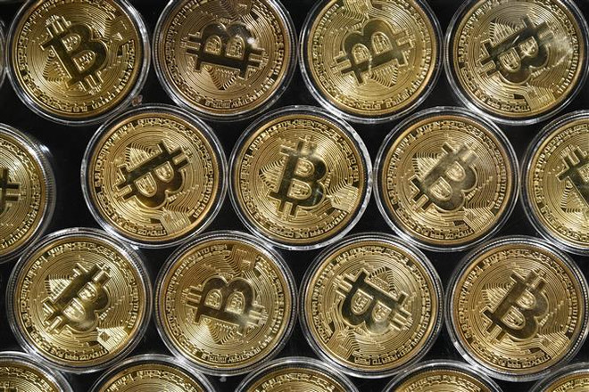 Đồng tiền kỹ thuật số bitcoin. (Ảnh: AFP/TTXVN) Bitcoin lần đầu giảm xuống mức 30.000 USD sau gần 5 tháng qua ảnh 1