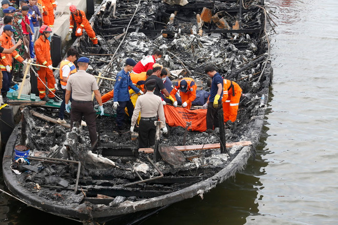 Phà chở khách ở Indonesia cháy có thể do trục trặc động cơ ảnh 1