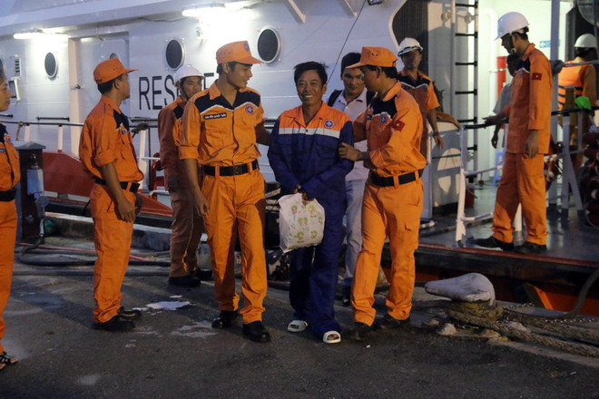 Cứu thành công 9 ngư dân trên tàu cá bị tàu hàng đâm chìm ảnh 1