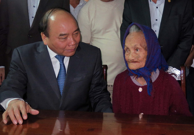 Thủ tướng Nguyễn Xuân Phúc thăm gia đình chính sách tỉnh Quảng Nam ảnh 1