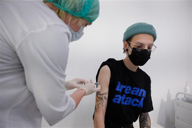 Nhân viên y tế tiêm vaccine phòng COVID-19 cho người dân tại Moskva, Nga, ngày 26/4/2021. (Ảnh: AFP/TTXVN) COVID-19: "Bài toán khó" của Nga khi số ca nhiễm mới tăng trở lại ảnh 2