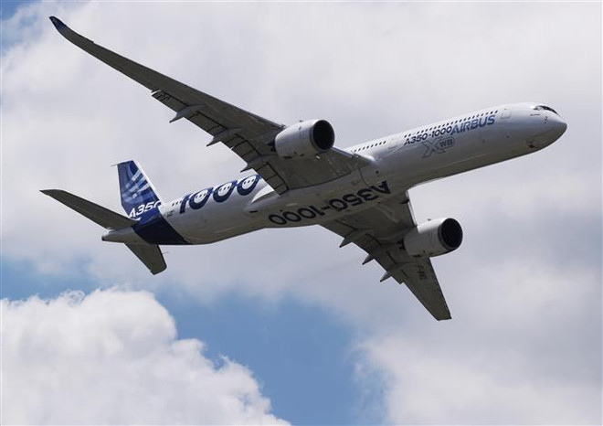 Máy bay A350-1000 của hãng Airbus bay trình diễn tại Triển lãm hàng không quốc tế Paris ở sân bay Le Bourget, Pháp, ngày 17/6/2019. (Ảnh: THX/TTXVN) Airbus và Boeing: “Bộ đôi quyền lực” của ngành chế tạo máy bay ảnh 2