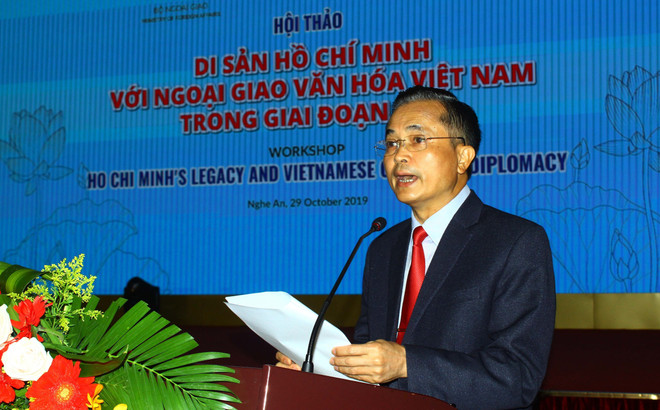 Phó Chủ tịch Uỷ ban Nhân dân tỉnh Nghệ An Lê Ngọc Hoa phát biểu tại Hội thảo. (Ảnh: Tá Chuyên/TTXVN) Hội thảo quốc tế “Di sản Hồ Chí Minh với ngoại giao văn hóa Việt Nam” ảnh 1