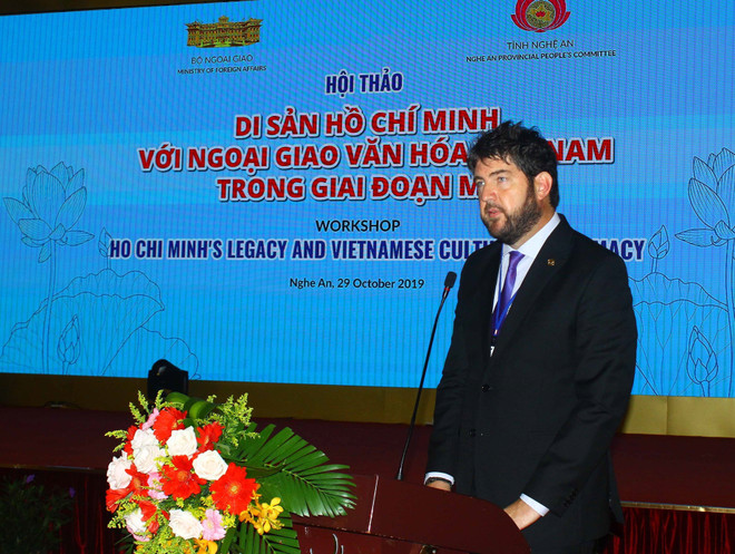 Ông Michael Croft, Trưởng đại diện Văn phòng UNESCO tại Hà Nội, phát biểu tại Hội thảo. (Ảnh: Tá Chuyên/TTXVN) Hội thảo quốc tế “Di sản Hồ Chí Minh với ngoại giao văn hóa Việt Nam” ảnh 3