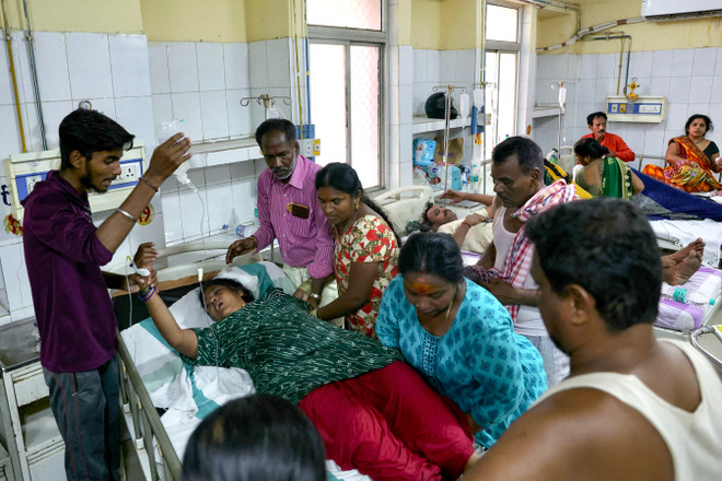 Ngày 29/5/2024, Cục Khí tượng Ấn Độ (IMD) cho biết thời tiết ở Thủ đô New Delhi tiếp tục oi bức, nắng nóng, với mức nhiệt độ cao nhất được ghi nhận từ trước đến nay là 52,3 độ C. Trong ảnh: Người dân nhập viện điều trị do sốc nhiệt tại New Delhi (Ấn Độ), ngày 30/5/2024. (Ảnh: AFP/TTXVN) ttxvn_20240531_su kien quoc te noi bat (20).jpg