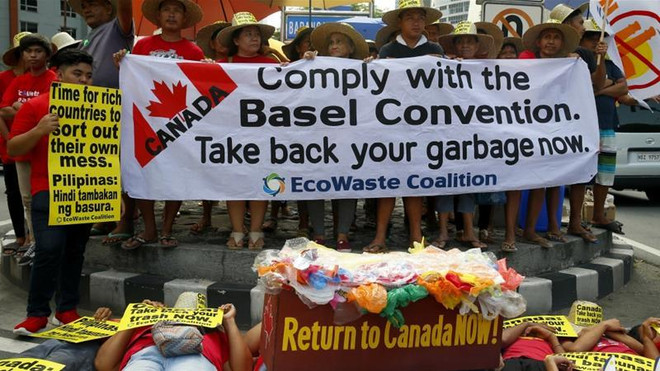 Biểu tình phản đối nhập khẩu rác thải từ Canada ở Philippines. (Nguồn: Al Jazeera) Philippines hướng tới bình thường hóa quan hệ ngoại giao với Canada ảnh 1