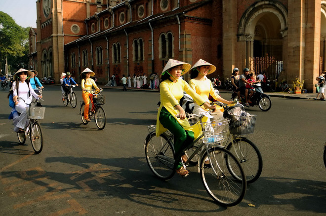 [Photo] Hàng trăm nữ sinh mặc áo dài đạp xe vì môi trường ảnh 1