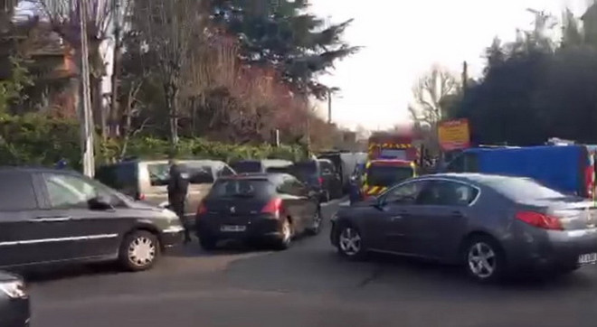 Cảnh sát bắt "gã điên" cầm súng dọa đánh bom tự sát ở ngoại ô Paris ảnh 1