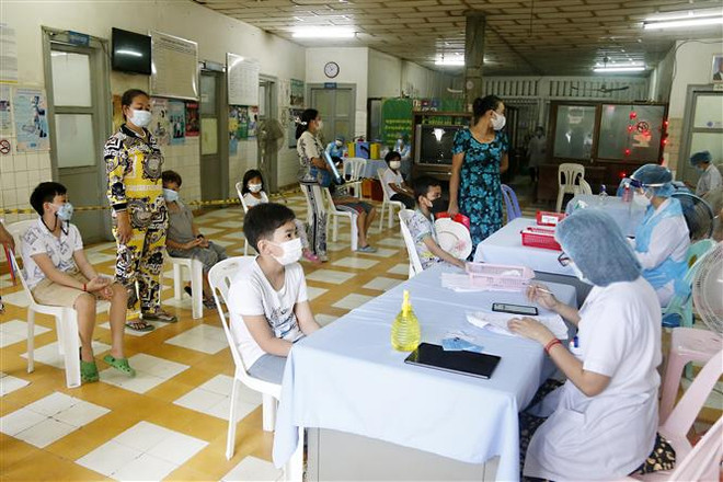 Một điểm tiêm vaccine ngừa COVID-19 tại Phnom Penh (Campuchia), ngày 20/9/2021. (Ảnh: THX/TTXVN) Campuchia ghi nhận gần 1.000 ca mắc mới COVID-19 trong 24 giờ ảnh 1