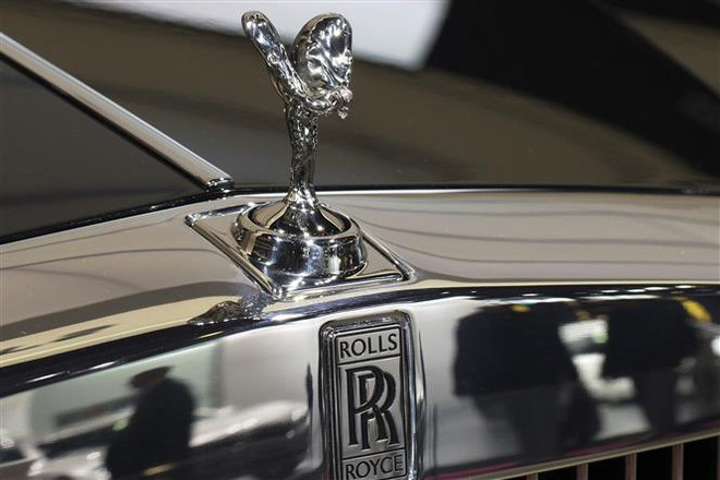 Biểu tượng của hãng xe Rolls Royce. (Ảnh: AFP/TTXVN) Rolls-Royce thông báo "chỉ sản xuất ôtô điện" từ năm 2030 ảnh 1