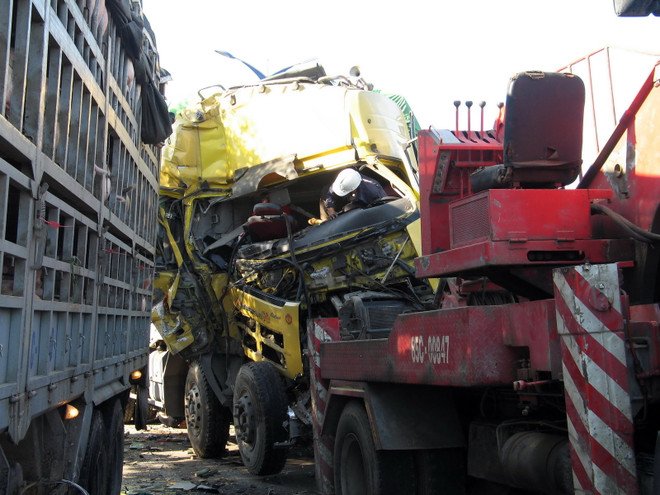 Đâm vào xe tải dừng bên đường, 2 người bị thương nặng ảnh 1