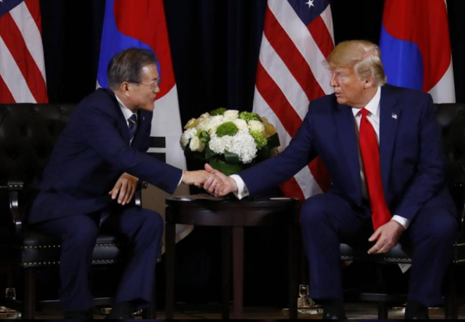 Tổng thống Mỹ Donald Trump gặp Tổng thống Hàn Quốc Moon Jae-in tại New York, ngày 23/9. (Nguồn: Yonhap) Hàn Quốc hy vọng Mỹ và Triều Tiên tổ chức hội nghị thượng đỉnh lần 3 ảnh 1