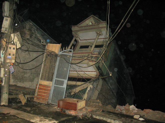 Hòa Bình: Sạt lở làm 4 nhà dân trôi hoàn toàn xuống sông Đà ảnh 1