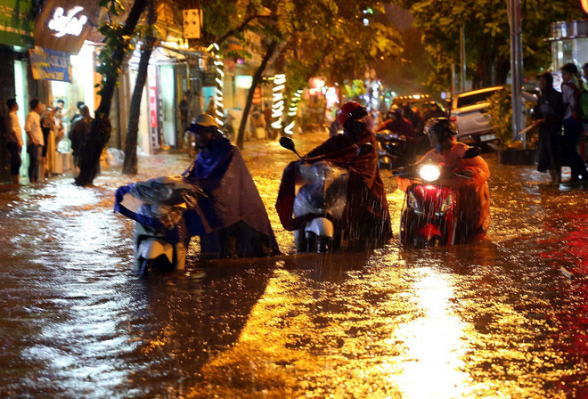 Hàng chục điểm ngập úng nội thành Hà Nội trong cơn mưa lớn ảnh 1