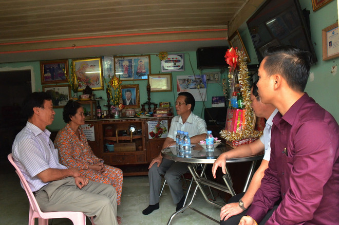 Sứ quán Việt Nam ở Campuchia chúc tết, tặng quà gia đình chính sách ảnh 1