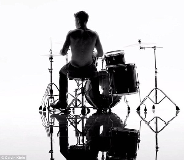 Justin Bieber khoe đồ lót của Calvin Klein trong chiến dịch mới ảnh 12