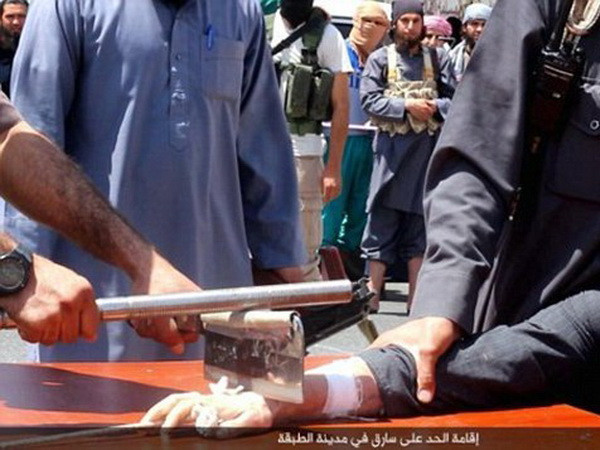 Phiến quân IS chặt tay kẻ trộm, xử bắn người bán thuốc lá ảnh 1