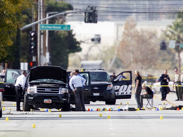FBI "giậm chân tại chỗ" về vụ xả súng ở California một năm trước ảnh 1