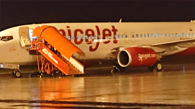 Máy bay Ấn Độ gặp sự cố trên không, gần 20 người bị thương ảnh 1