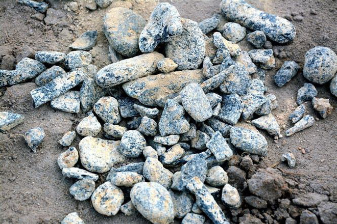 Kiểm tra tình trạng khai thác đá đen trong lòng hồ thủy điện Sông Hinh ảnh 1