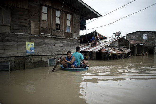 Cảnh ngập lụt tại Calumpit, Bulacan, Philippines sau khi bão Mangkhut đổ bộ ngày 16/9. (Nguồn: AFP/TTXVN) Lãnh đạo Việt Nam thăm hỏi về thiệt hại do bão Mangkhut ở Philippines ảnh 1