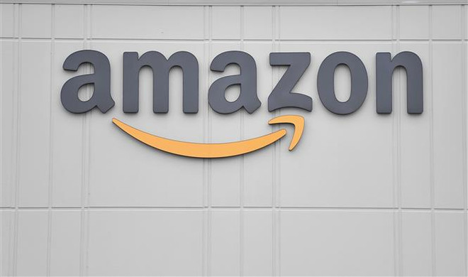 Biểu tượng của Amazon tại New York, Mỹ. (Ảnh: AFP/TTXVN) WSJ: Amazon sắp mở nhiều cửa hàng bán lẻ truyền thống tại Mỹ ảnh 1