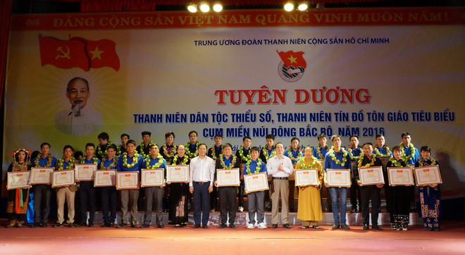 Tuyên dương 30 thanh niên dân tộc, tín đồ tôn giáo tiêu biểu cụm miền núi Đông Bắc Bộ. (Ảnh: Thu Hằng/TTXVN) Tuyên dương 30 thanh niên dân tộc thiểu số, tín đồ tôn giáo tiêu biểu ảnh 1