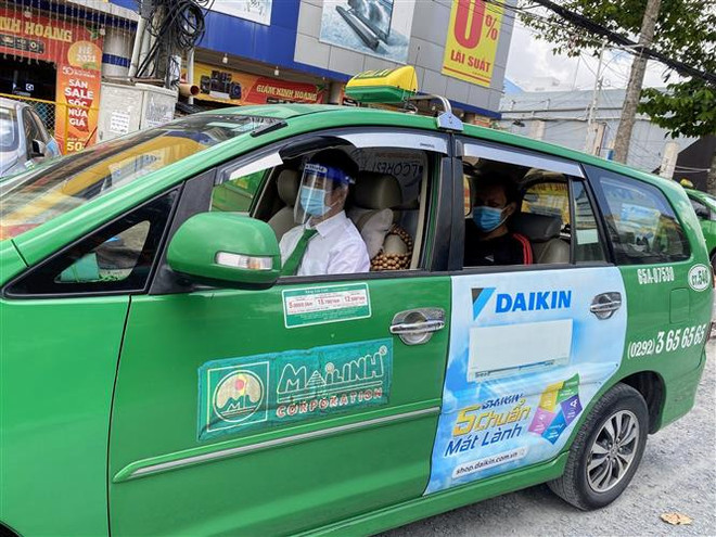 Theo Giám đốc Taxi Mai Linh miền Bắc, giá xăng dầu tăng khiến nhiều lái xe mất thêm thu nhập, ngại việc và bỏ việc. (Ảnh: TTXVN) Xăng dầu liên tục tăng giá: Áp lực lớn với nhiều ngành hàng, sản xuất ảnh 2