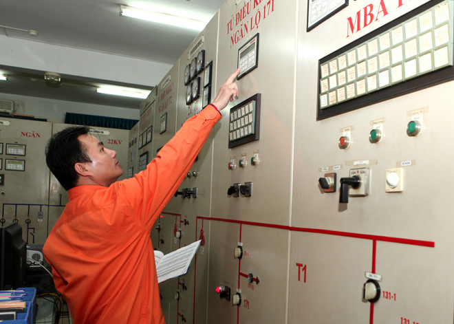 Những người "quên" Tết để cho Thủ đô luôn bừng sáng ảnh 2