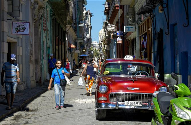 Người dân trên đường phố La Habana (Cuba). (Ảnh: AFP/TTXVN) Cuba khẳng định coi trọng vai trò của đầu tư nước ngoài ảnh 1