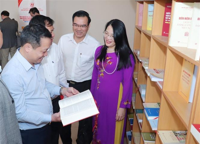 Ra mắt các tủ sách Bảo vệ nền tảng tư tưởng của Đảng và Chi bộ điện tử ảnh 3