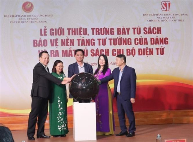 Ra mắt các tủ sách Bảo vệ nền tảng tư tưởng của Đảng và Chi bộ điện tử ảnh 1