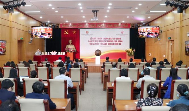 Ra mắt các tủ sách Bảo vệ nền tảng tư tưởng của Đảng và Chi bộ điện tử ảnh 4