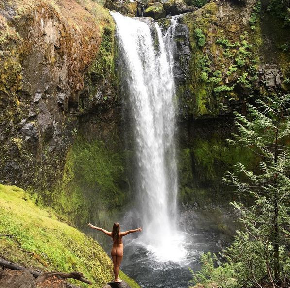 Cô gái gây sốc với những bức ảnh khỏa thân tuyệt đẹp khi đi phượt ảnh 2