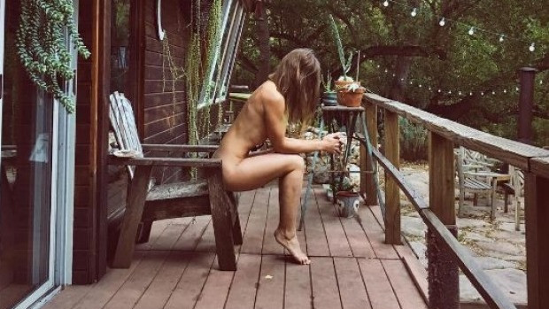 Cô gái gây sốc với những bức ảnh khỏa thân tuyệt đẹp khi đi phượt ảnh 1