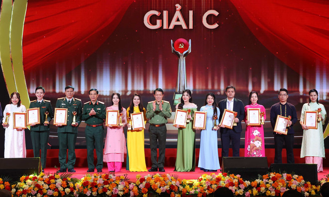 ttxvn_le trao giai_cuoc thi chinh luan bao ve nen tang tu tuong cua dang_2024 (12).jpg