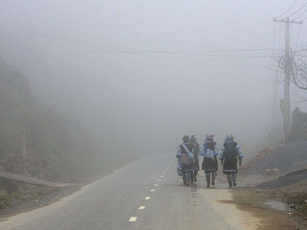 Miền Bắc mưa nhỏ, trời sương mù, Nam Bộ mưa rào và dông về đêm ảnh 1