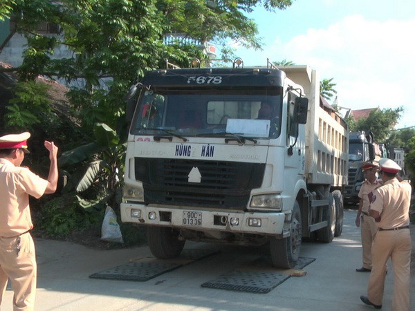 Ảnh minh họa. (Nguồn: TTXVN) Phát hiện 2 xe container dùng biển đỏ giả chở hàng quá tải ảnh 1