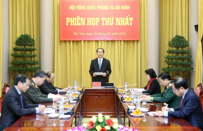 Đại tướng Trần Đại Quang, Ủy viên Bộ Chính trị, Chủ tịch nước, Chủ tịch Hội đồng Quốc phòng và An ninh chủ trì Phiên họp thứ nhất của Hội đồng Quốc phòng và An ninh, nhiệm kỳ Quốc hội khóa XIV. (Ảnh: Nhan Sáng/TTXVN) Chủ tịch nước chủ trì Phiên họp Hội đồng Quốc phòng và An ninh ảnh 1