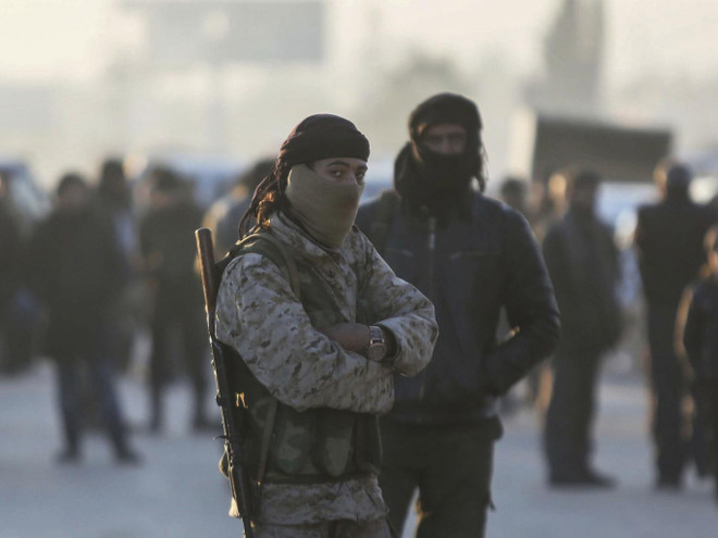 Một tay súng phiến quân Syria. (Nguồn: AP) Chính phủ Syria cáo buộc phiến quân sát hại dân thường ảnh 1