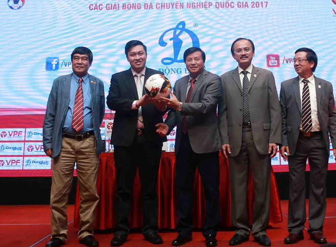 Trái bóng mới được giới thiệu tại Lễ ký kết và ra mắt nhà tài trợ các Giải bóng đá chuyên nghiệp quốc gia 2017. (Nguồn: vnleague.com) Ra mắt mẫu bóng mới trong mùa giải bóng đá chuyên nghiệp 2017 ảnh 1