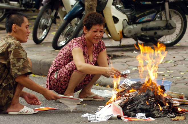 Rằm tháng Bảy: Đừng để "Đốt tiền giả, cháy tiền thật" ảnh 1