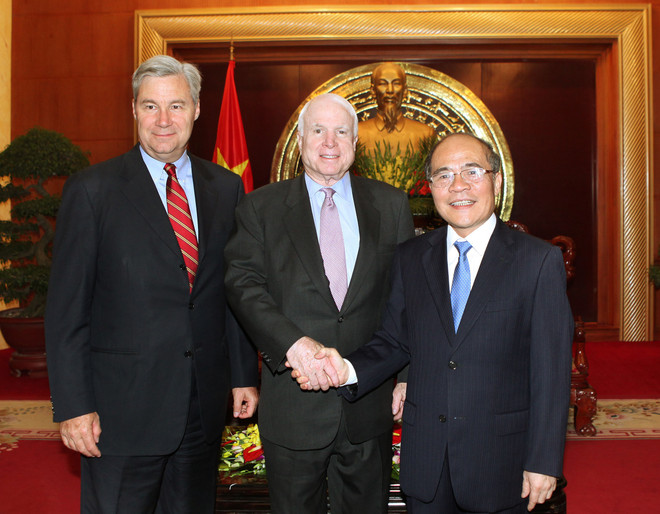Ông John McCain ủng hộ bỏ cấm bán vũ khí sát thương cho Việt Nam ảnh 1