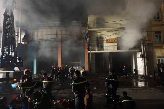 Hình ảnh hiện trường vụ cháy lớn xưởng giấy ở Từ Sơn ảnh 1