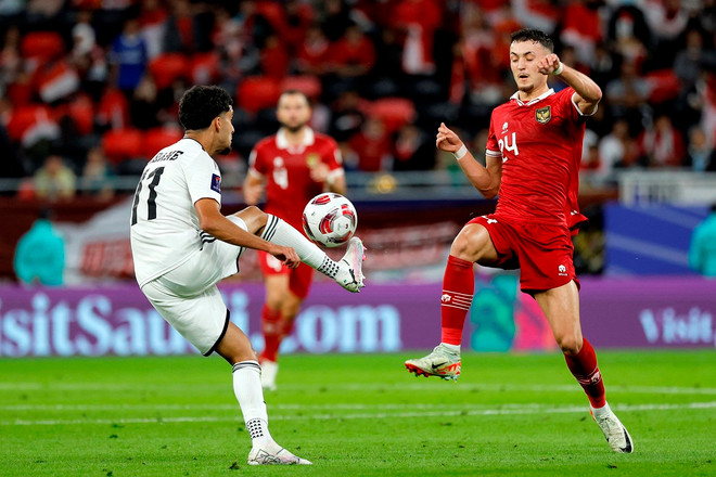 Ivar Jenner của Indonesia (phải) trong pha tranh chấp bóng với tiền vệ Iraq Zidane, trong trận ra quân ở bảng D Vòng Chung kết Asian Cup 2023 tại Al-Rayyan, Doha (Qatar) ngày 15/1/2024. (Ảnh: AFP/TTXVN) indonesia-asian-cup-1120.jpg