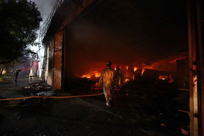 Hà Nội: Cháy tại gara ôtô ở Nam Trung Yên, 4 ôtô bị hư hỏng nặng ảnh 1