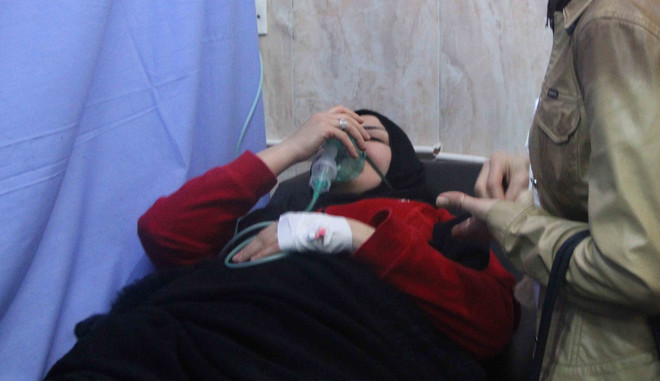 Điều trị cho nạn nhân bị thương sau một vụ tấn công ở Aleppo, Syria ngày 24/11/2018. (Nguồn: THX/ TTXVN) OPCW tiến hành điều tra cáo buộc tấn công hóa học tại Aleppo ảnh 1